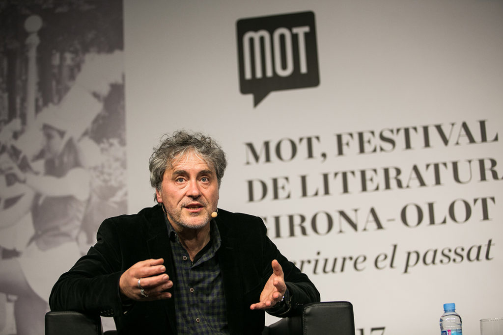Manuel Rivas, parlant amb Guillem Terribas al MOT 2017. Foto: Martí Albesa (Festival MOT).