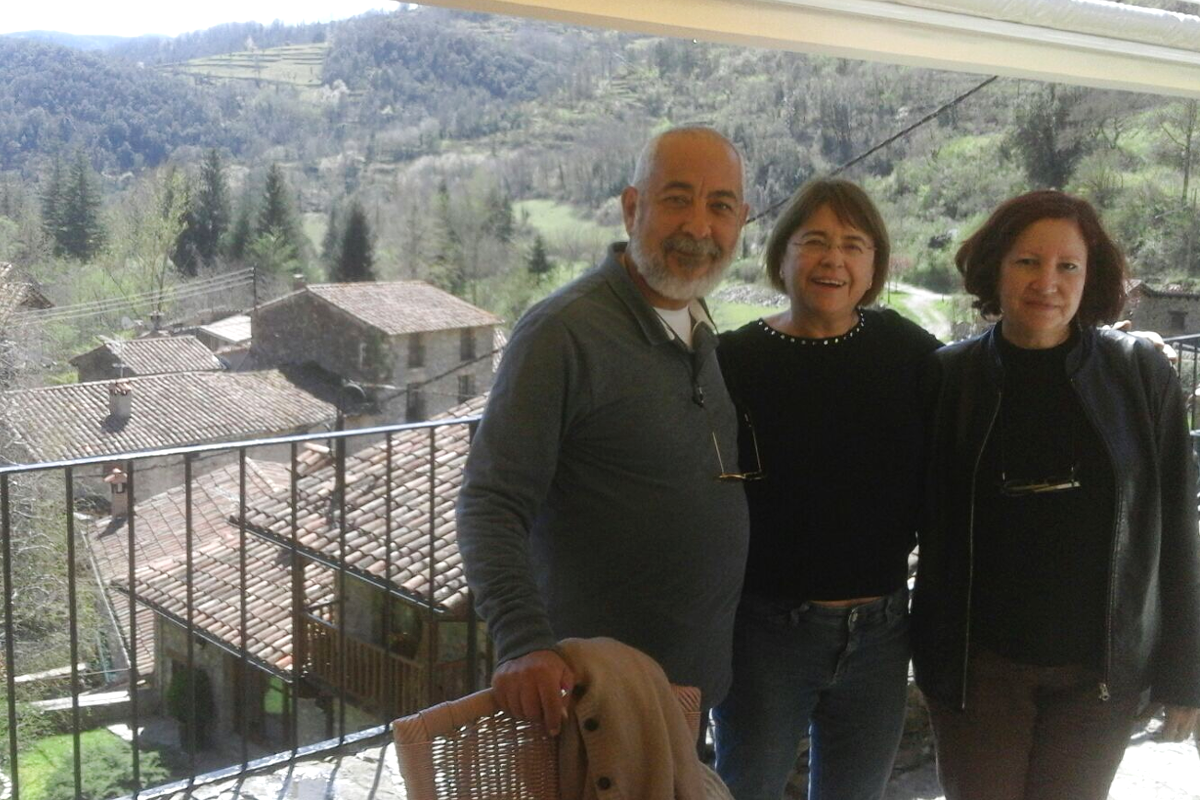 Visita de Leonardo Padura a l'Alta Garrotxa, amb la directora del MOT.