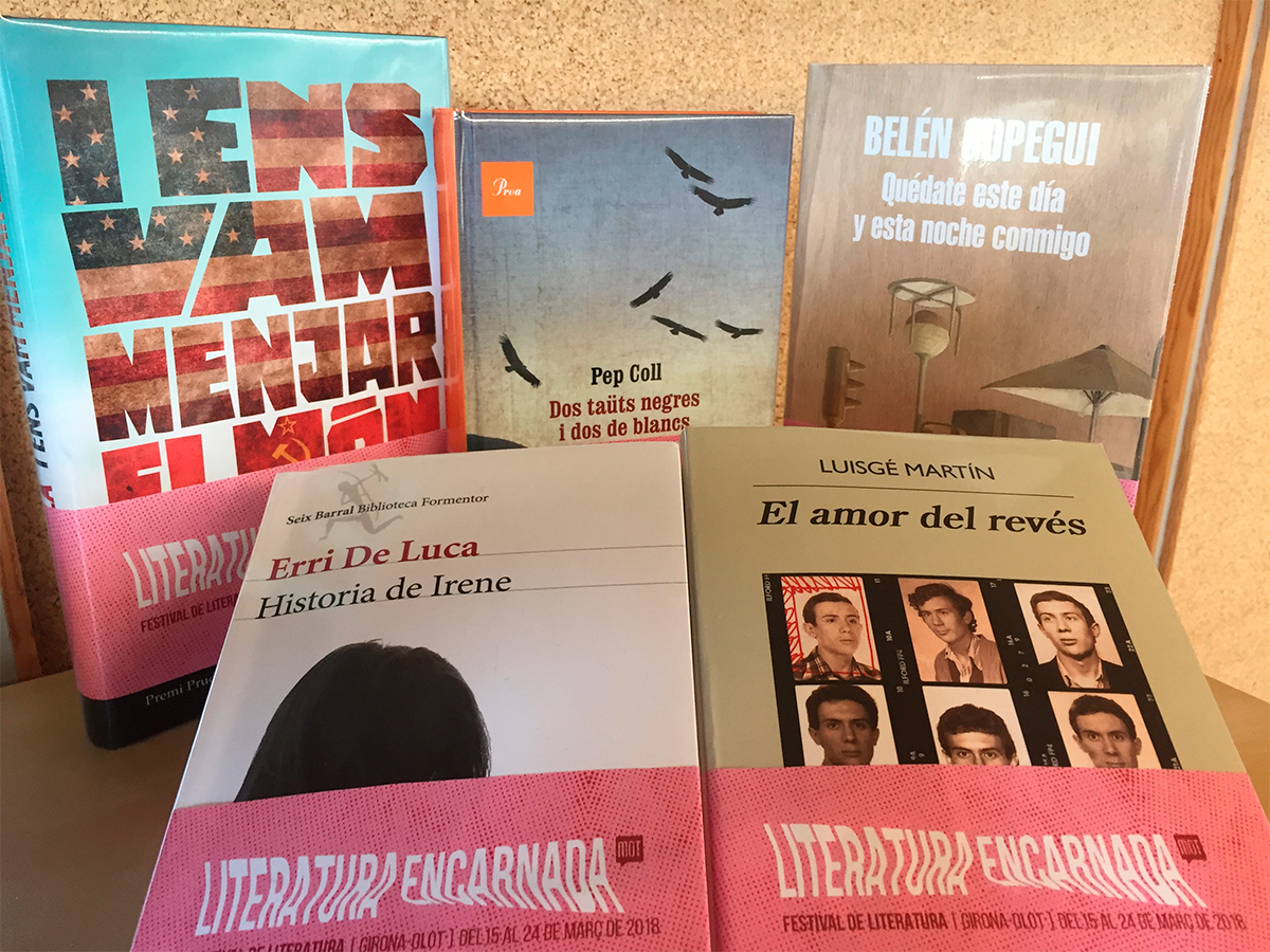 Alguns dels llibres del MOT que s'alliberaran a diversos espais d'Olot i de Girona.
