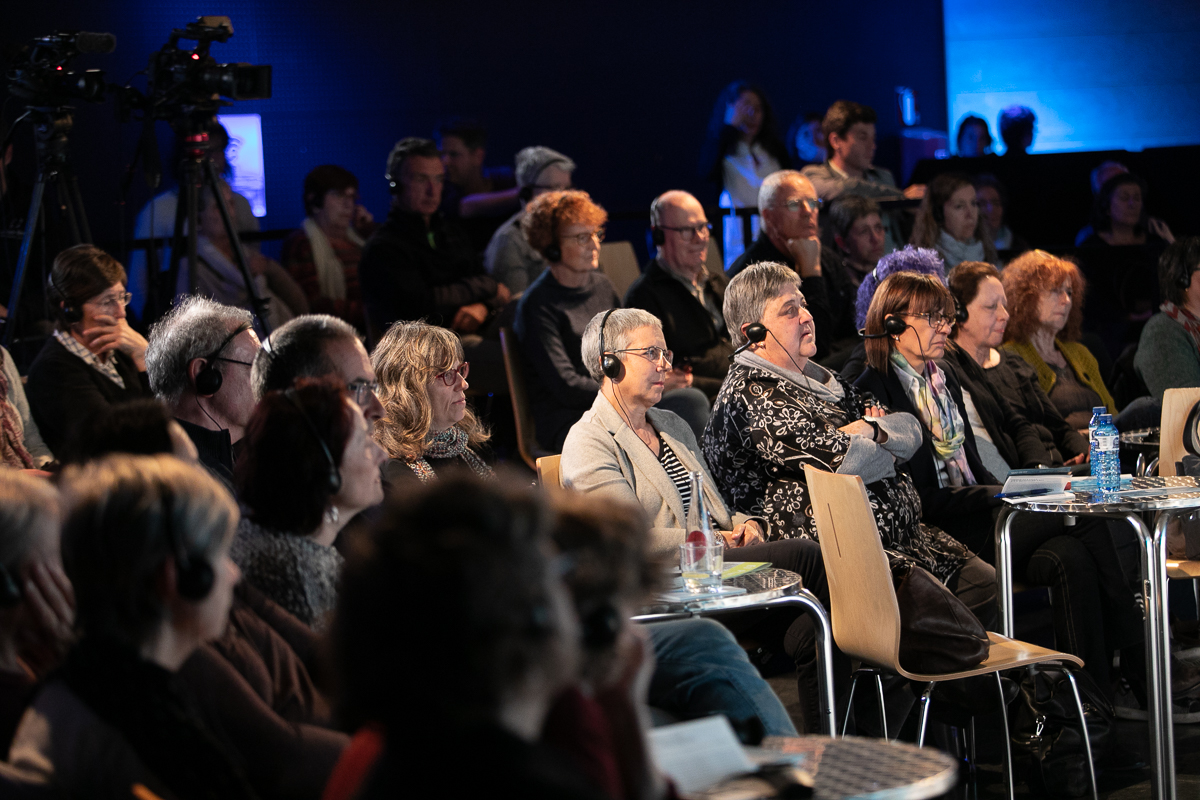 El públic, atent, a les converses del MOT 2019 a Olot. Foto: Martí Albesa.
